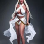 Liloue Real Doll 166 cm IronTech, pose debout, tenue elfique blanche, cheveux longs.