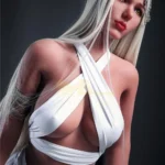 Liloue Real Doll 166 cm IronTech, elfique, robe blanche croisée, oreilles pointues, cheveux longs.
