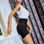 Lilouise Sex Doll 165 cm IronTech Doll TPE debout, robe noire, cheveux longs ondulés.