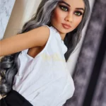 Lilouise Sex Doll 165 cm IronTech Doll TPE en chemisier blanc, cheveux gris ondulés.