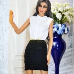 Lilouise Sex Doll 165 cm IronTech Doll en tenue professionnelle, posant debout près d'un vase bleu.