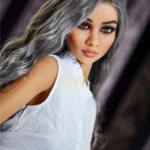 Lilouise Sex Doll 165 cm IronTech Doll TPE en chemise blanche, cheveux longs gris et yeux verts perçants.