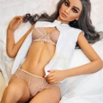 Lilouise Sex Doll 165 cm IronTech Doll TPE allongée en lingerie beige sur un lit blanc.
