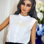 Lilouise Sex Doll 165 cm IronTech Doll TPE en blouse blanche, cheveux gris, pose debout.