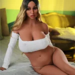 Lilouvette Sex Doll 163 cm IronTech TPE assise, cheveux longs, top blanc, ambiance chambre.