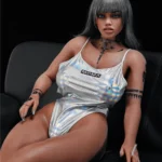Liluri Sex Doll 158 cm IronTech en maillot argenté, posée sur un canapé noir.