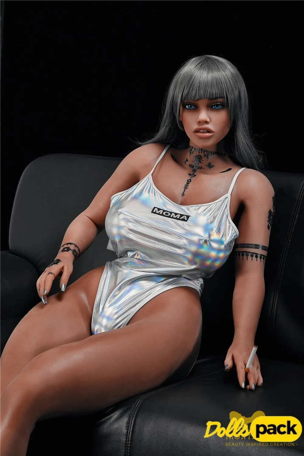 Liluri Sex Doll 158 cm IronTech en maillot argenté, posée sur un canapé noir.