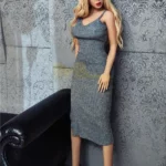 Lilydoll Sex Doll 169 cm IronTech Doll TPE debout, robe grise, cheveux blonds.