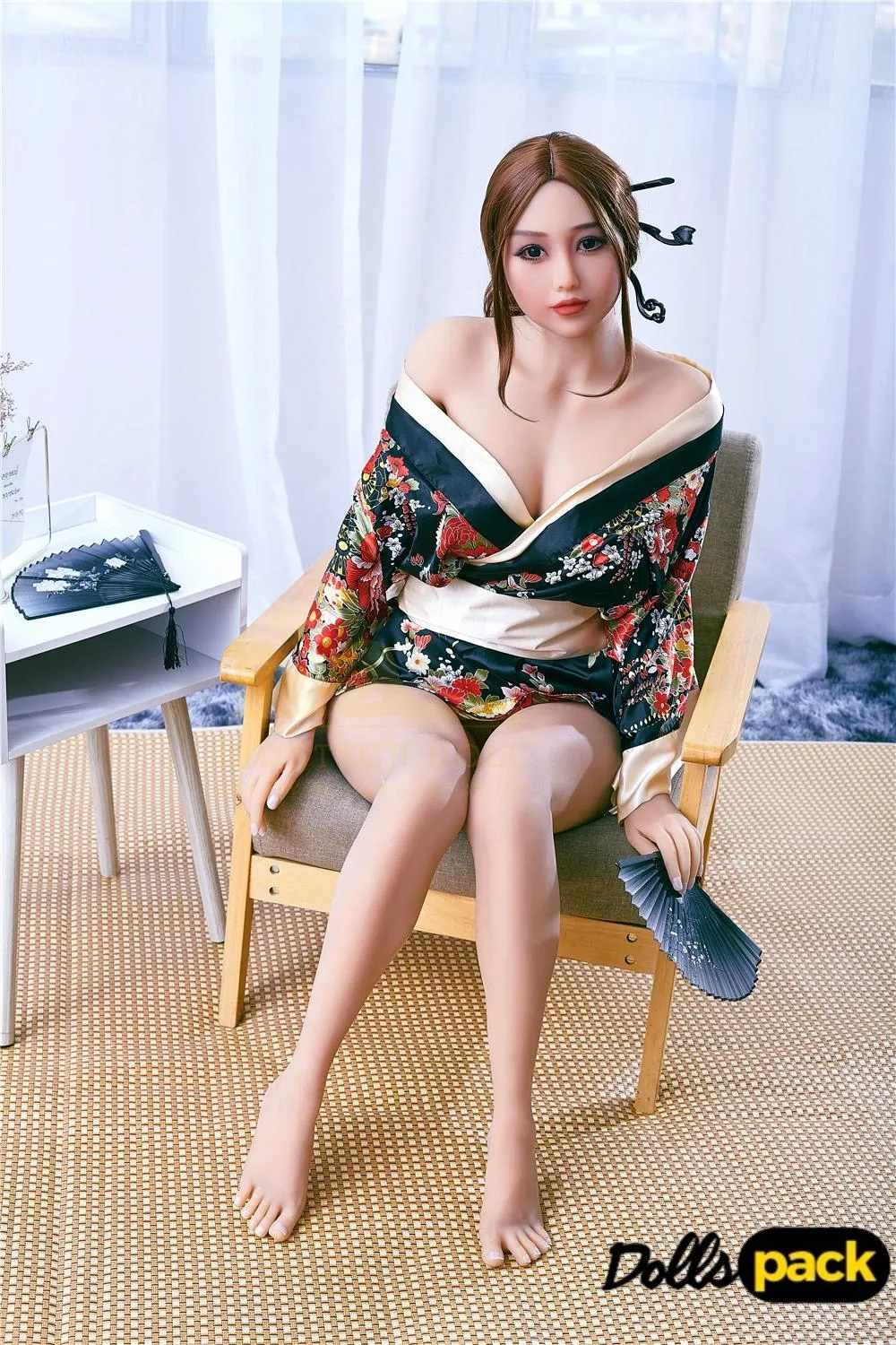 Liya Sex Doll 159 cm IronTech Doll TPE assise, kimono fleuri, éventail en main.