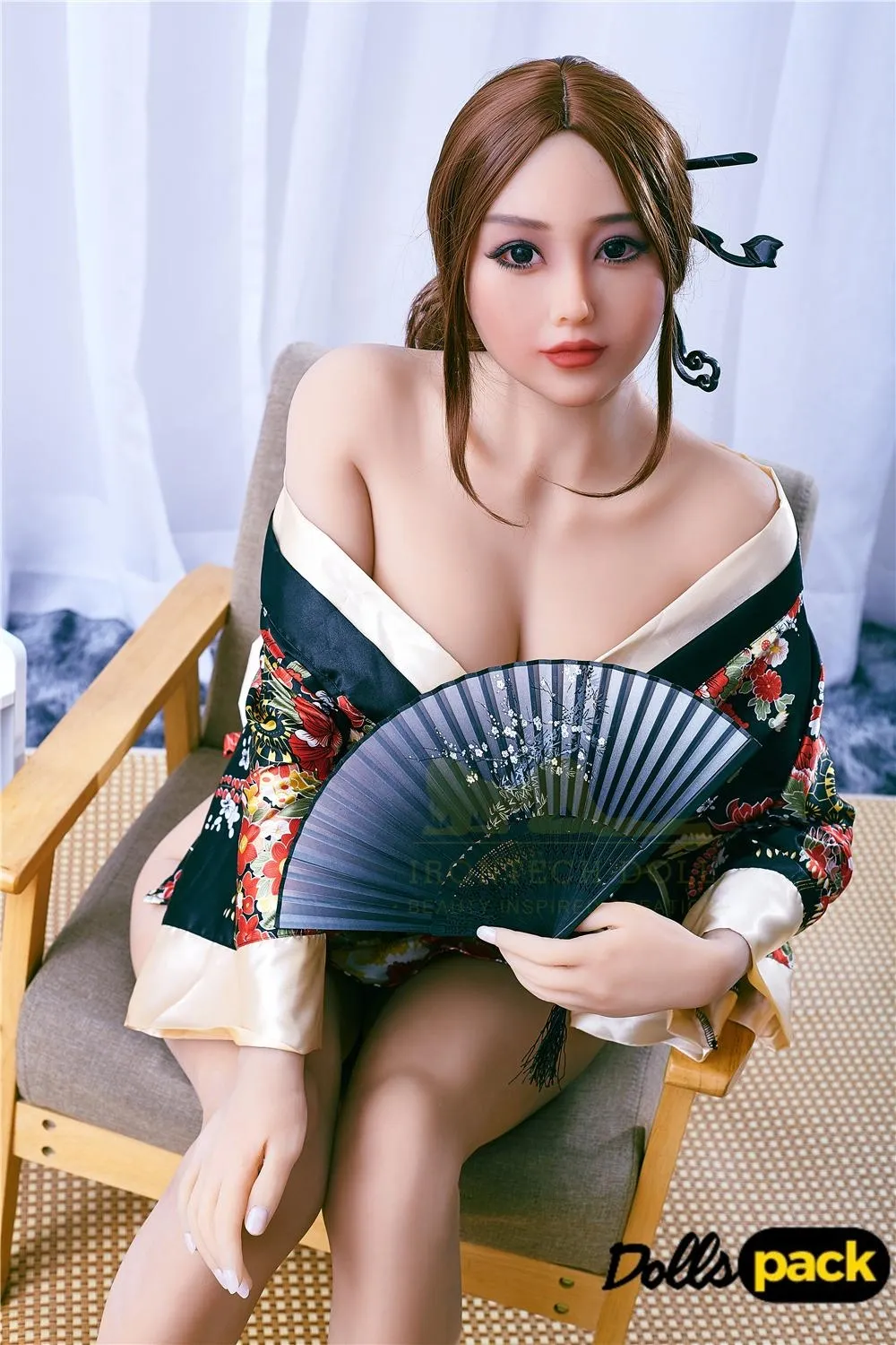 Liya Sex Doll 159 cm IronTech en kimono floral, assise avec éventail, cheveux attachés.