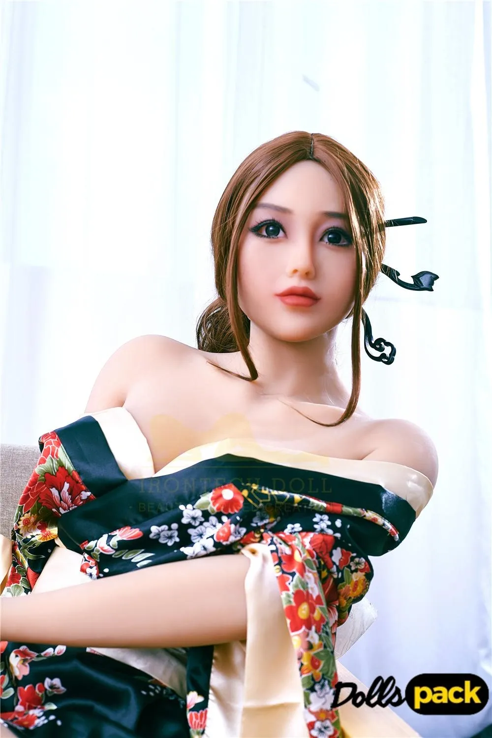 Liya Sex Doll 159 cm IronTech assise, robe florale, cheveux bruns attachés, fond lumineux.