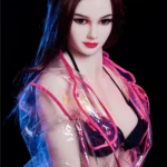 Lolika Sex Doll 168 cm en lingerie noire et veste transparente, vue de trois quarts.