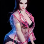 Lolika Sex Doll 168 cm, pose debout, manteau transparent, lingerie noire, fond noir.