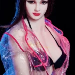 Lolika Sex Doll 168 cm en veste transparente, pose assise, fond noir.
