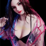 Lolika Sex Doll 168 cm en manteau transparent, pose séduisante, cheveux bruns lâchés.
