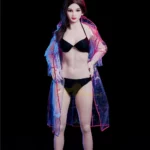 Lolika Sex Doll 168 cm en bikini noir, debout, portant un imperméable transparent.