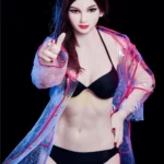Lolika Sex Doll 168 cm IronTech Doll TPE en maillot noir et manteau transparent, posant debout.