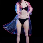 Lolika Sex Doll 168 cm en maillot noir et manteau transparent, pose debout dynamique.