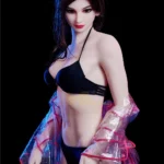 Lolika Sex Doll 168 cm en bikini noir, pose debout, manteau transparent, fond noir.