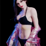 Lolika Sex Doll 168 cm en bikini noir et manteau transparent, posant debout avec élégance.