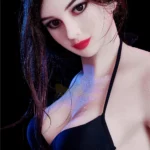 Lolika Sex Doll 168 cm posée de face, regard intense, en bikini noir, éclairage dramatique.