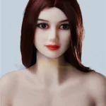Lolika Sex Doll 168 cm en TPE, cheveux bruns, regard droit, fond bleu clair.
