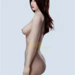 Lolika Sex Doll 168 cm de profil, cheveux longs bruns, pose debout, peau TPE réaliste.