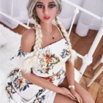 Lolitine Real Doll 169 cm IronTech Doll TPE assise, robe fleurie, cheveux tressés.