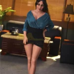 Lorabelle Sex Doll 161 cm IronTech, pose debout, robe bleue et noire, intérieur moderne.