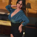 Lorabelle Sex Doll 161 cm IronTech en robe noire et chemisier bleu, posant debout.