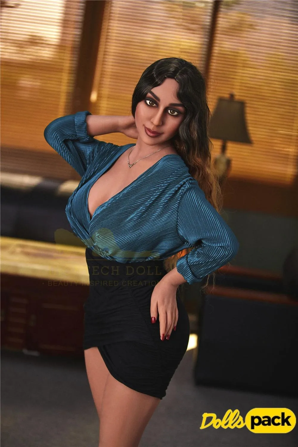 Lorabelle Sex Doll 161 cm IronTech en robe noire et chemisier bleu, posant debout.