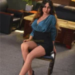 Lorabelle Sex Doll 161 cm IronTech, assise en jupe noire et chemisier bleu, jambes croisées.