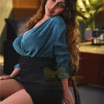 Lorabelle Sex Doll 161 cm IronTech assise, cheveux ondulés, robe bleue et noire élégante.