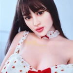 Lovelya Sex Doll 163 cm IronTech Doll TPE en robe transparente à motifs fraise, pose assise.