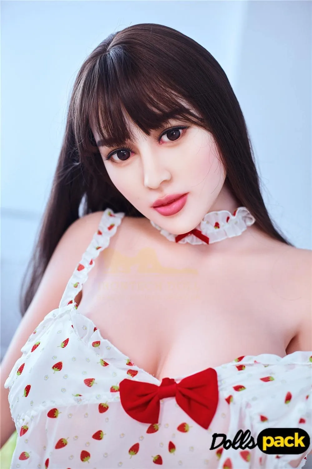 Lovelya Sex Doll 163 cm IronTech Doll TPE en robe transparente à motifs fraise, pose assise.
