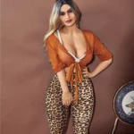 Lovena Sex Doll 156 cm IronTech Doll en tenue léopard, pose debout, cheveux longs blonds.