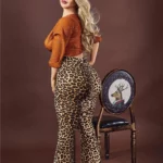 Lovena Sex Doll 156 cm IronTech Doll TPE debout, chemisier orange, pantalon léopard, cheveux blonds.