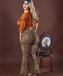 Lovena Sex Doll 156 cm IronTech Doll TPE debout, chemisier orange, pantalon léopard, cheveux blonds.