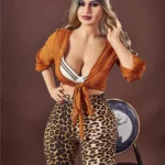 Lovena Sex Doll 156 cm IronTech en pose debout, chemisier orange, leggings léopard.