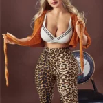 Lovena Sex Doll 156 cm IronTech en tenue léopard, chemise ouverte, pose debout.