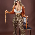 Lovena Sex Doll 156 cm IronTech en tenue léopard, pose debout avec chemise orange.