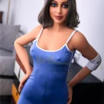 Lovena Luv Sex Doll 168 cm en combinaison bleue, pose debout, cheveux courts bruns.