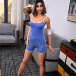 Lovena Luv Sex Doll 168 cm en tenue bleue, debout dans un salon moderne, bras détendus.