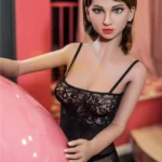 Poupée Lula Sex Doll 155 cm IronTech en lingerie noire, posant près d'un ballon rose.