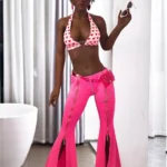 Lula Sex Doll 175 cm IronTech en bikini blanc à pois rouges et pantalon rose, pose debout.