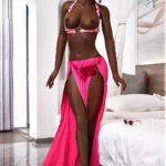 Lula Sex Doll 175 cm IronTech en bikini rose, pose debout élégante près d'un lit.