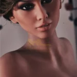 Lulabelle Sex Doll 163 cm en gros plan, maquillage accentué, cheveux courts et regard intense.