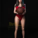 Lulali Sex Doll 161 cm IronTech Doll TPE en tenue sportive rouge avec ballon de basket.