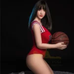 Lulali Sex Doll 161 cm IronTech Doll TPE en tenue sportive, agenouillée avec un ballon de basket.