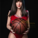 Lulali Sex Doll 161 cm IronTech Doll TPE en tenue de basket, tenant un ballon.